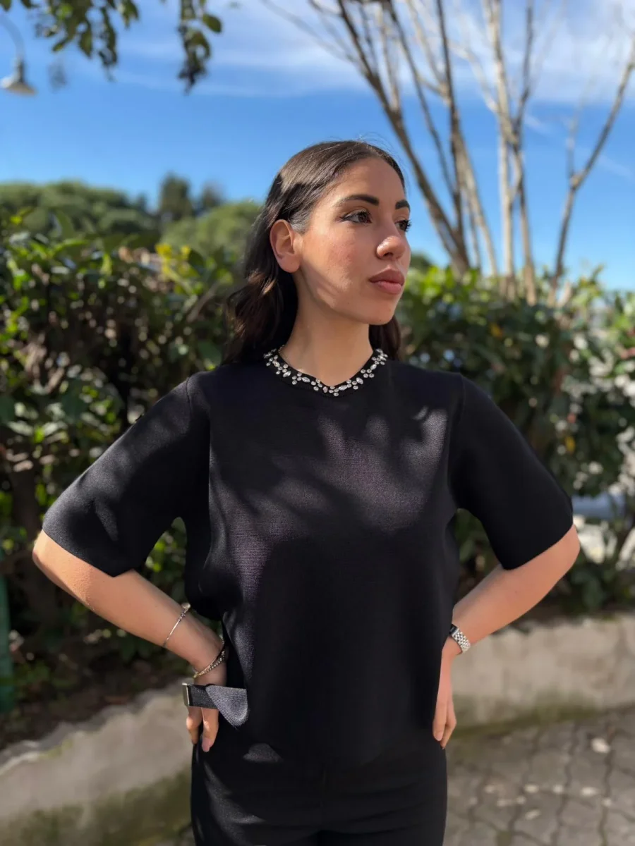 Maglia con apllicazioni effetto colier Mezza Manica – Donna - immagine 3