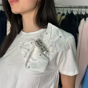 T-shirt Donna con Borchie e Fiocco – Grinta e Femminilità in un Solo Capo