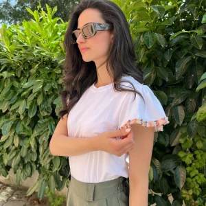 T-shirt con Manica Farfalla – Femminilità e Movimento in Ogni Dettaglio