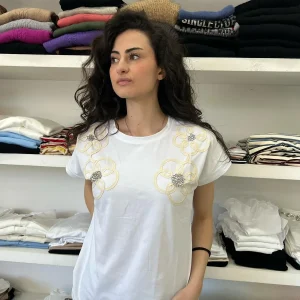 T-shirt con fiori e strass