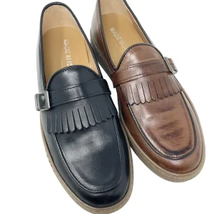Mocassino in vera pelle con frange e fibbia fondo gomma cucito