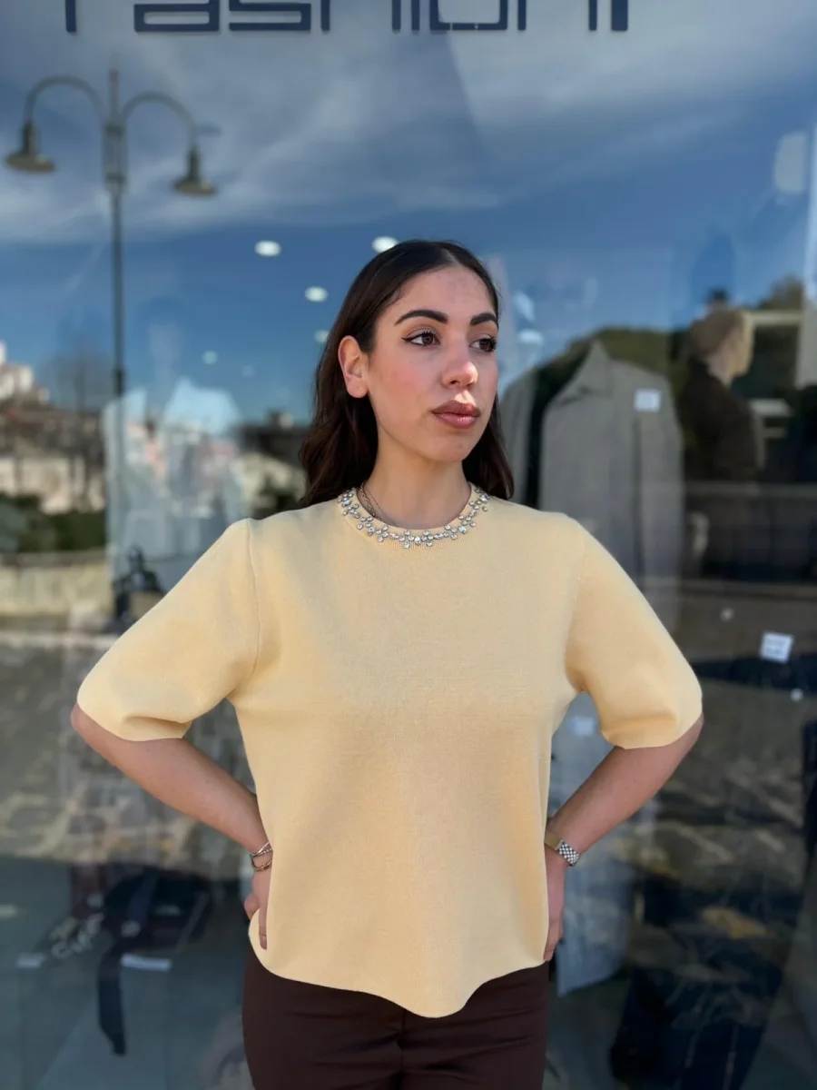 Maglia con apllicazioni effetto colier Mezza Manica – Donna - immagine 2