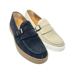 Mocassino scamosciato con frange e fibbia fondo gomma cucito
