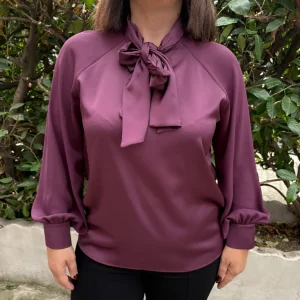 Camicia elegante con fiocco e bottoni gioiello