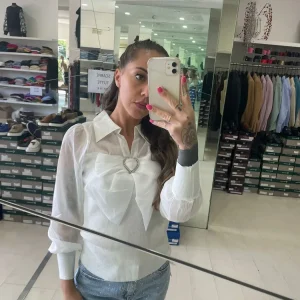 Maglia con fiocco e spilla cuore